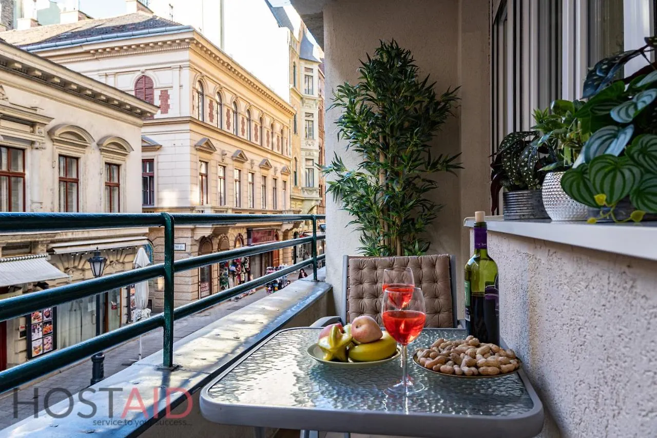 V68 Design Apartment - Hostaid Budapest 0*,  Hungary